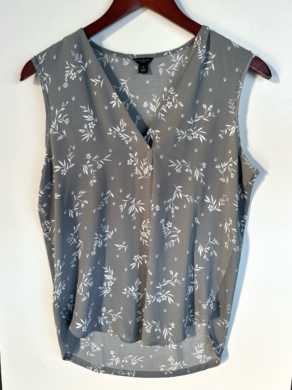 Ann Taylor Gray Floral V-Neck Sleeveless Shell